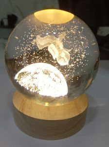 Φωτιστικο σε γυαλινη μπαλα 3D αστροναυτης και γη σε ξυλινη βαση 10 cm
