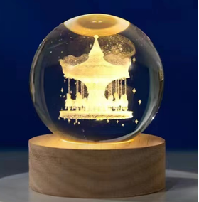 Φωτιστικο σε γυαλινη μπαλα 3D καρουζελ σε ξυλινη βαση 10 cm